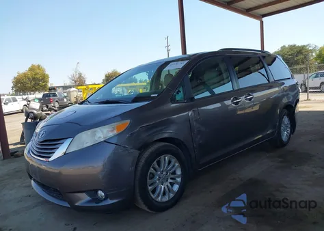 2015 Toyota Sienna Xle 8 Passenger z USA, uszkodzony, nr VIN 5TDYK3DC4FS605793